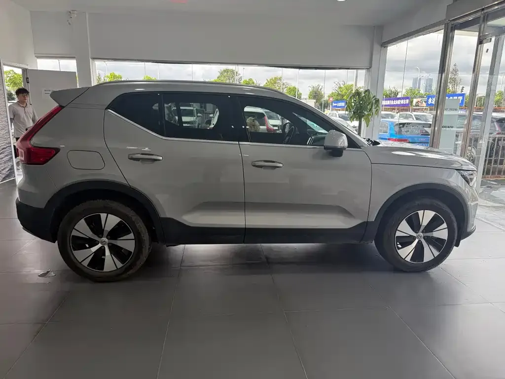 Volvo XC40 — фото 10