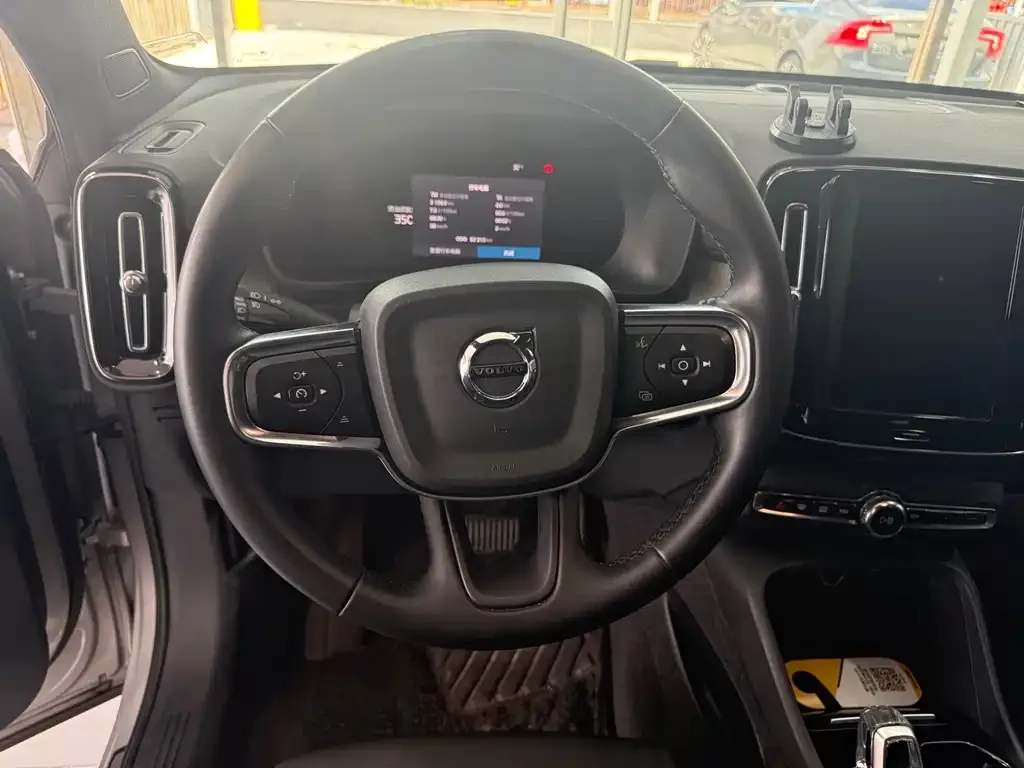 Volvo XC40 — фото 4
