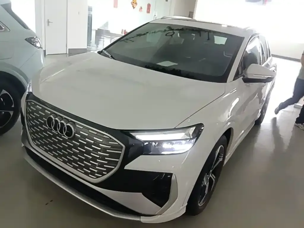 Audi Q4 e-tron — фото 1