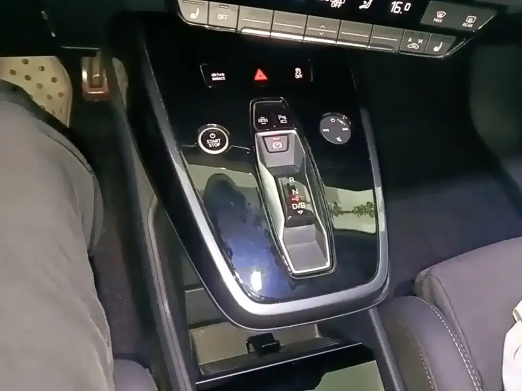 Audi Q4 e-tron — фото 10