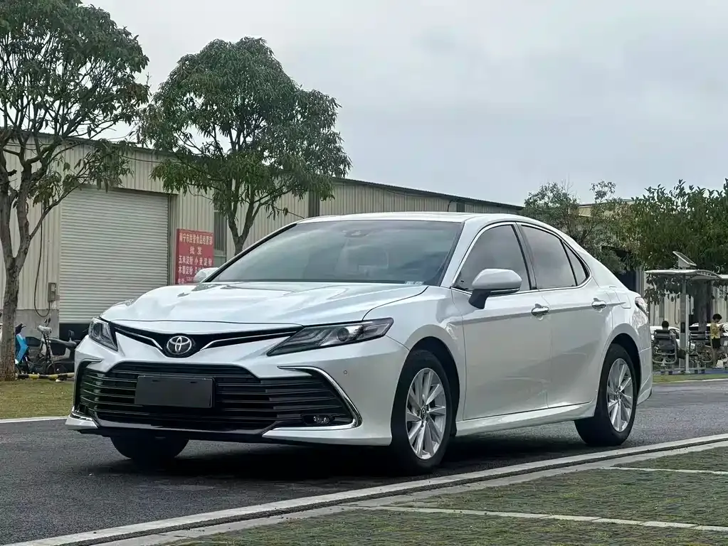 Toyota Camry — фото 1