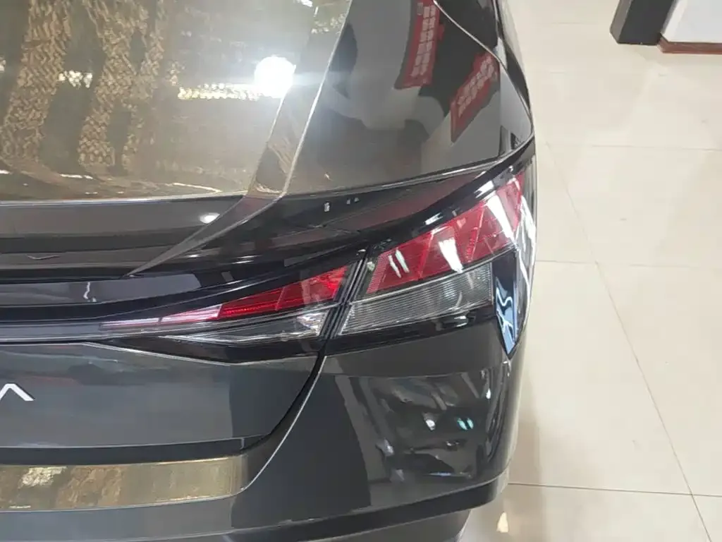 Hyundai Elantra — фото 2