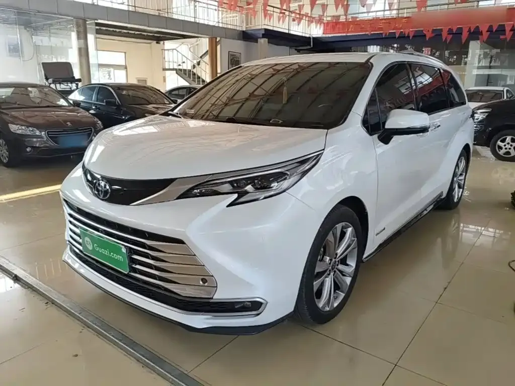 Toyota Sienna — фото 1
