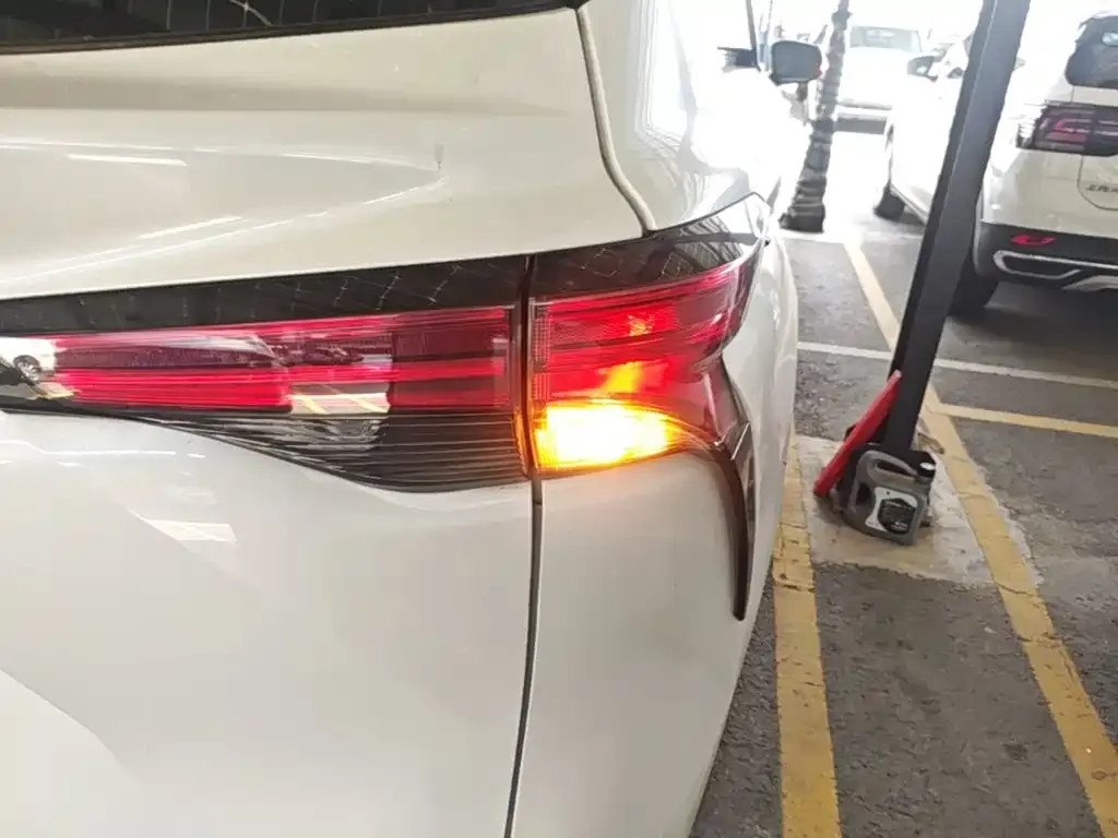 Toyota Granvia — фото 2
