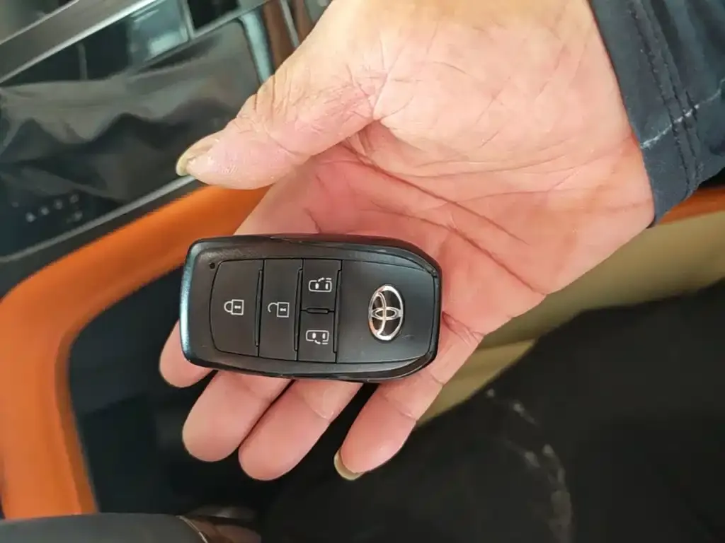 Toyota Granvia — фото 3