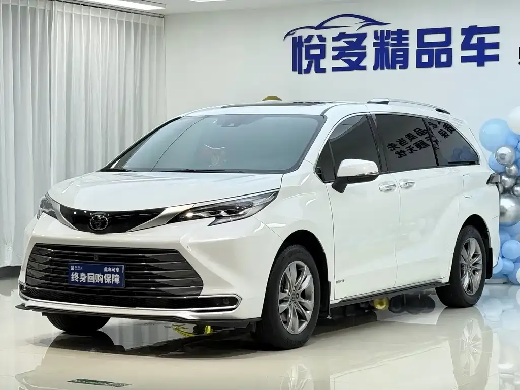 Toyota Sienna — фото 1