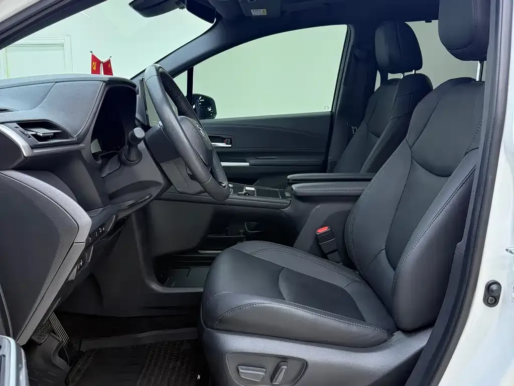 Toyota Sienna — фото 2