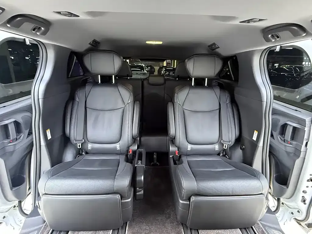 Toyota Sienna — фото 4