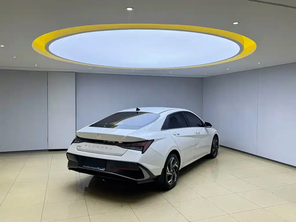 Hyundai Elantra — фото 2