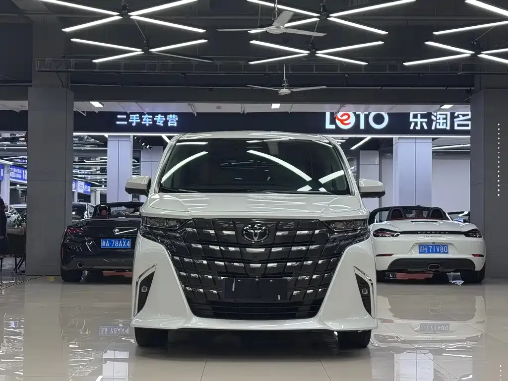 Toyota Alphard — фото 1