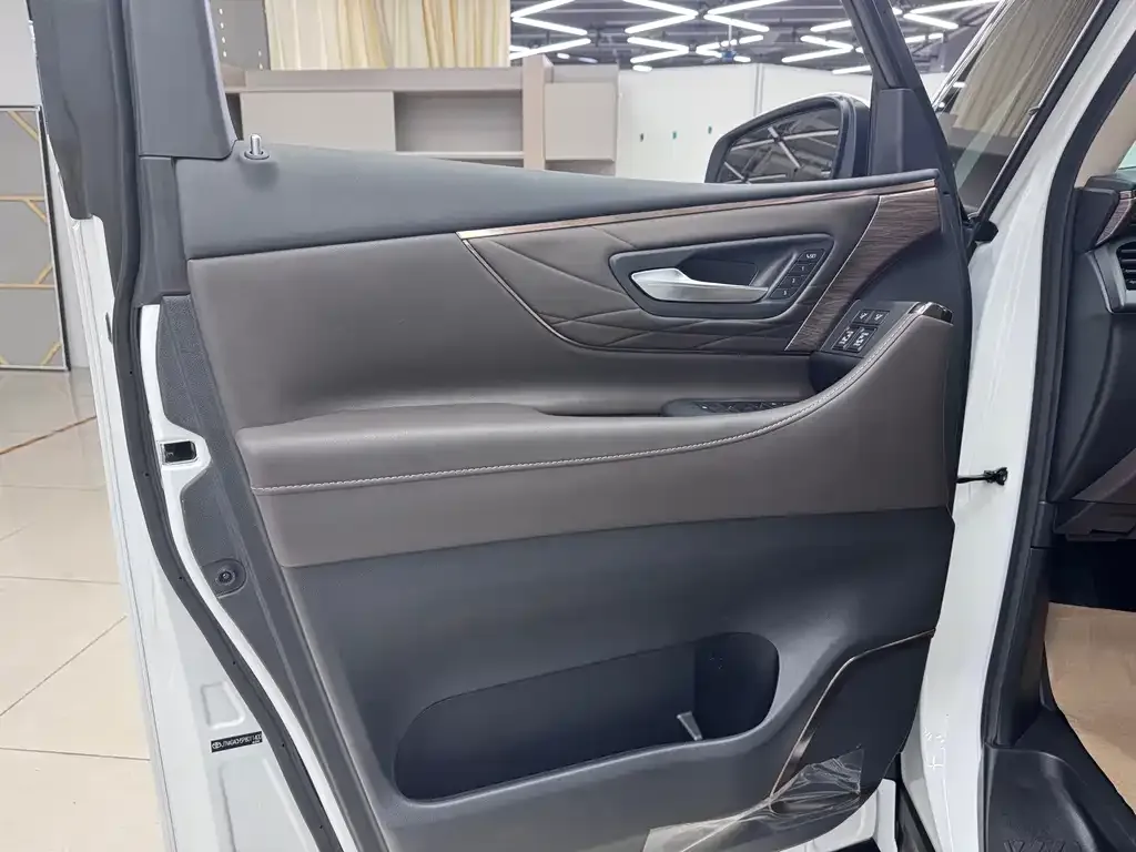 Toyota Alphard — фото 2