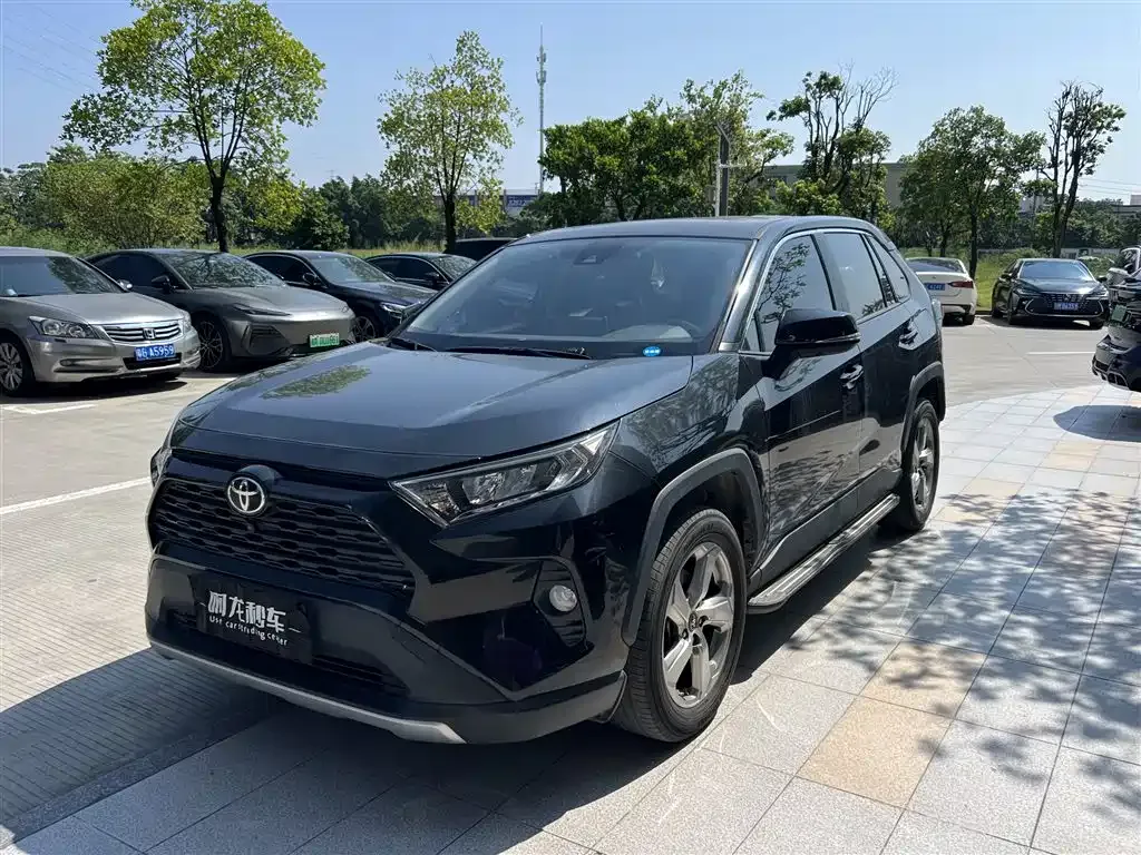 Toyota RAV4 — фото 1