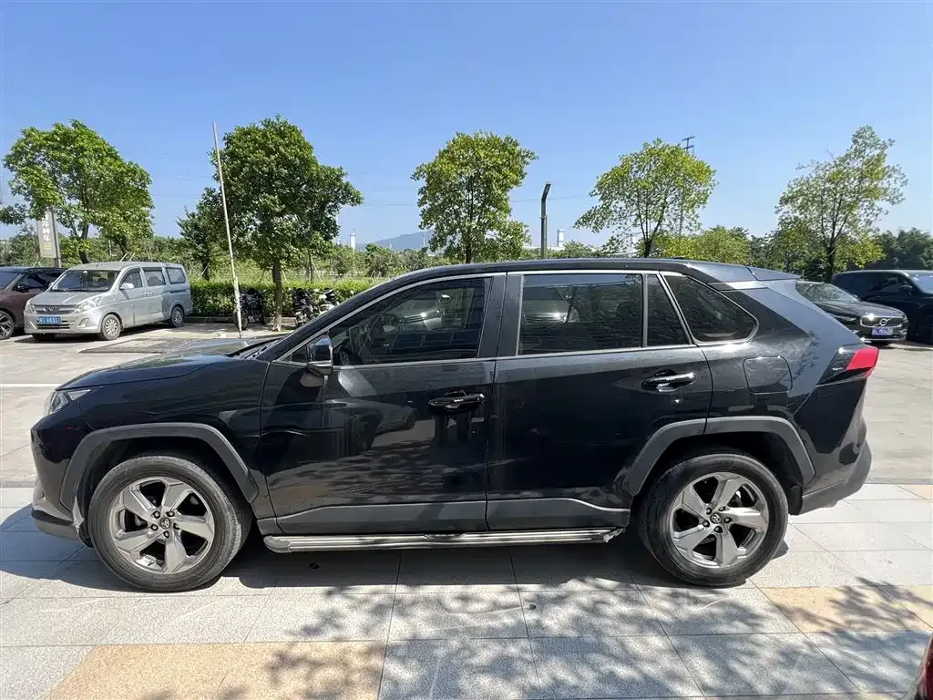 Toyota RAV4 — фото 6