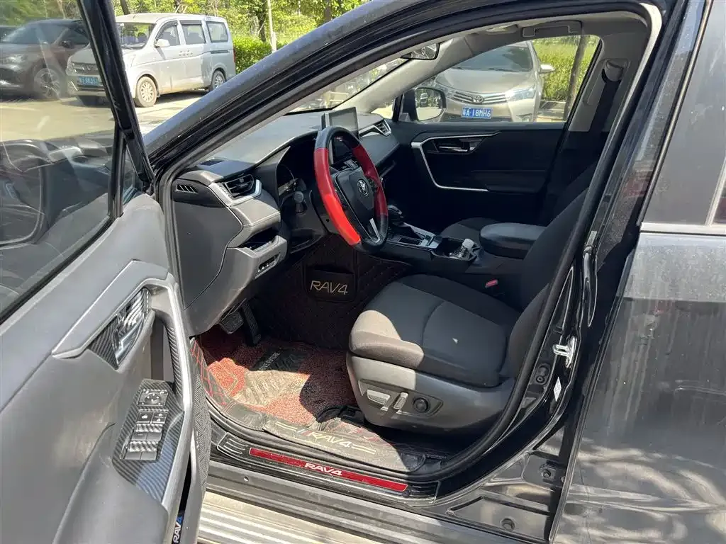 Toyota RAV4 — фото 4