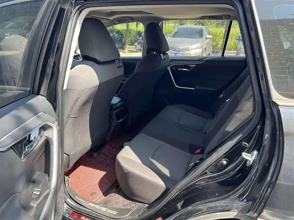 Toyota RAV4 — фото 2