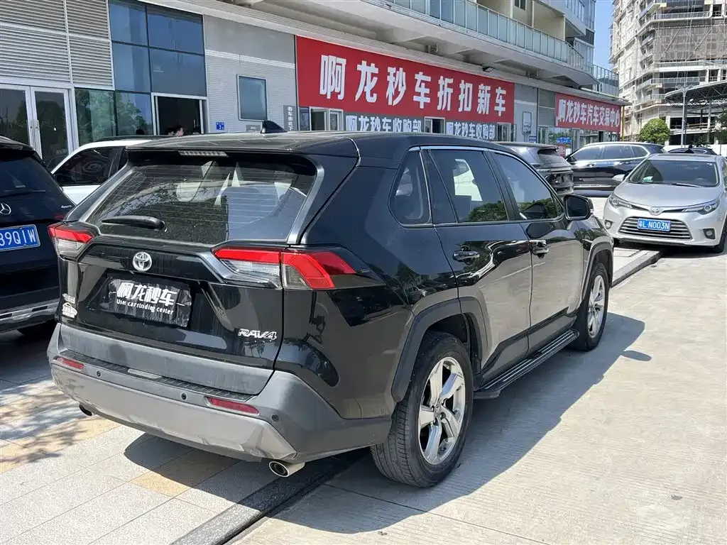 Toyota RAV4 — фото 8