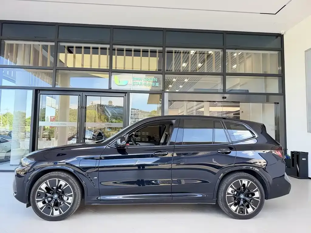 BMW iX3 — фото 10