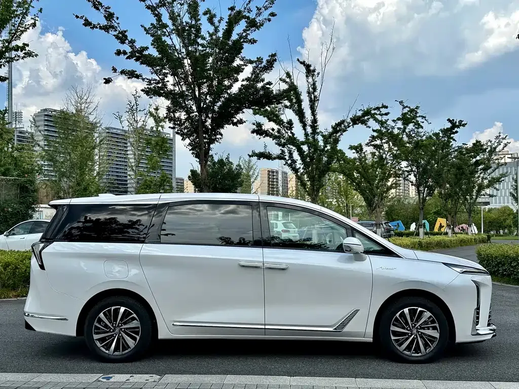 Buick GL8 Hybrid — фото 9