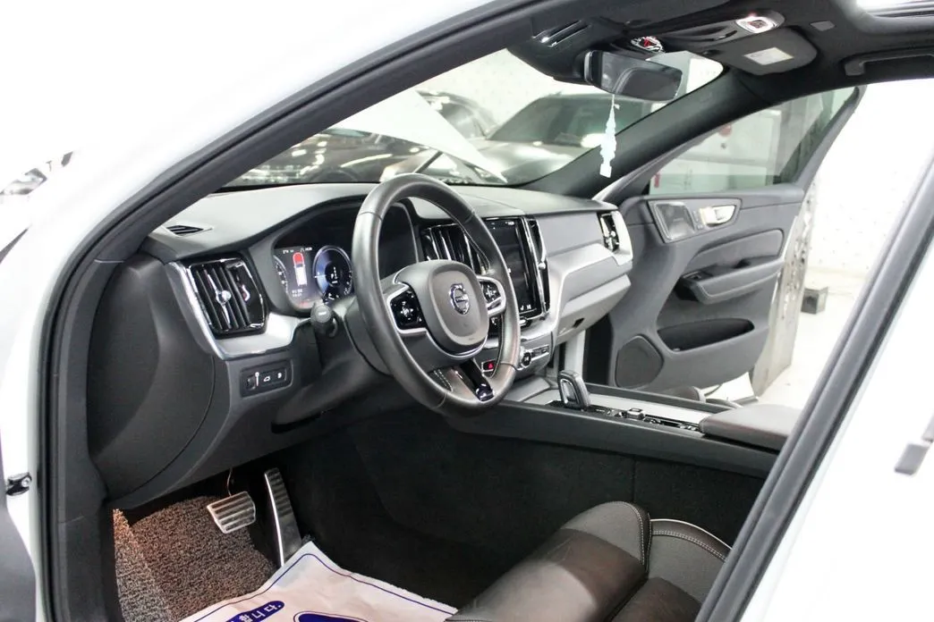 Volvo XC60 — фото 10
