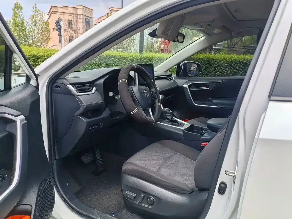 Toyota RAV4 — фото 2