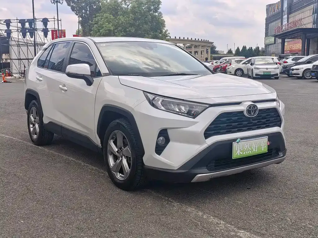 Toyota RAV4 — фото 8