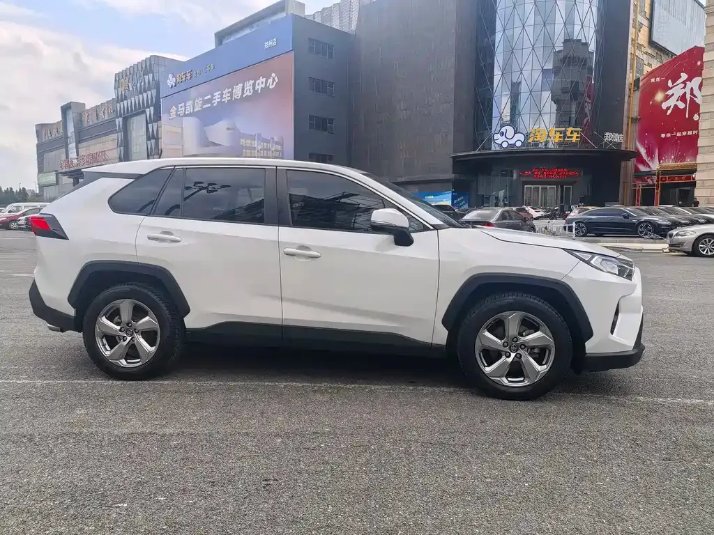 Toyota RAV4 — фото 3