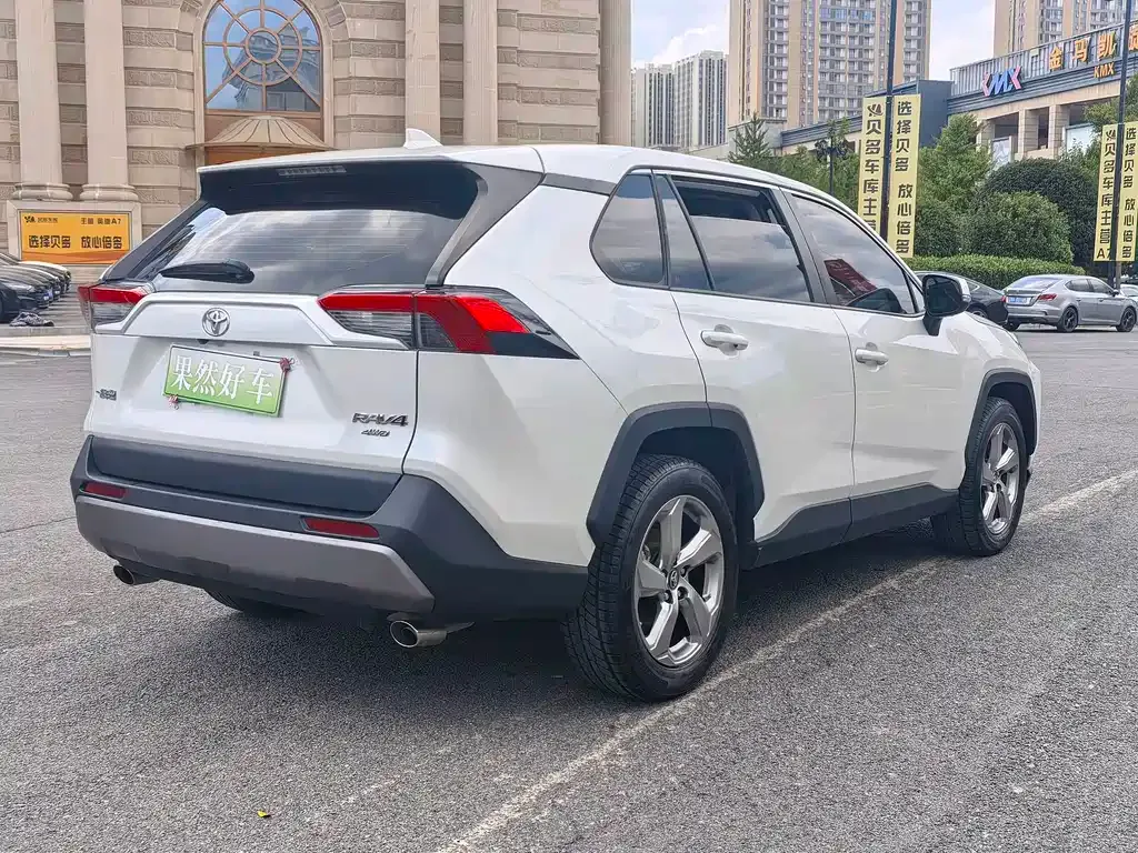 Toyota RAV4 — фото 9