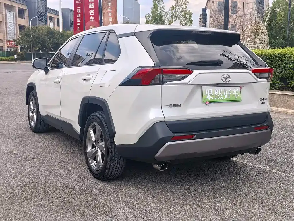 Toyota RAV4 — фото 7