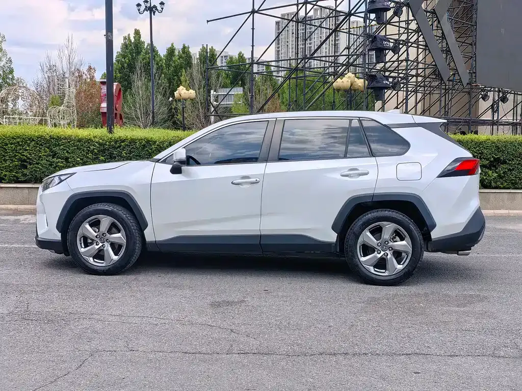Toyota RAV4 — фото 10