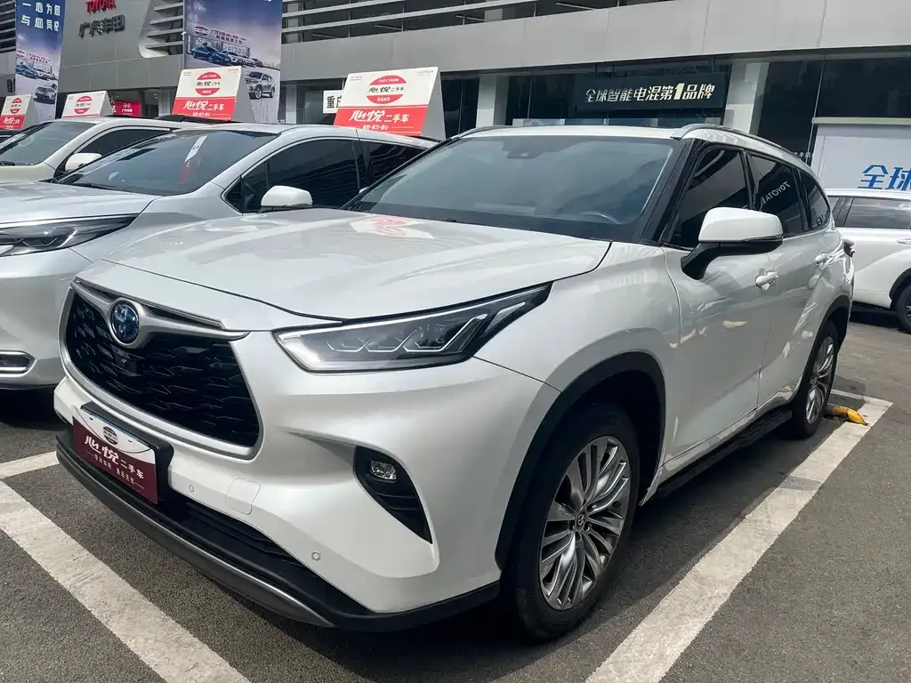Toyota Highlander — фото 1
