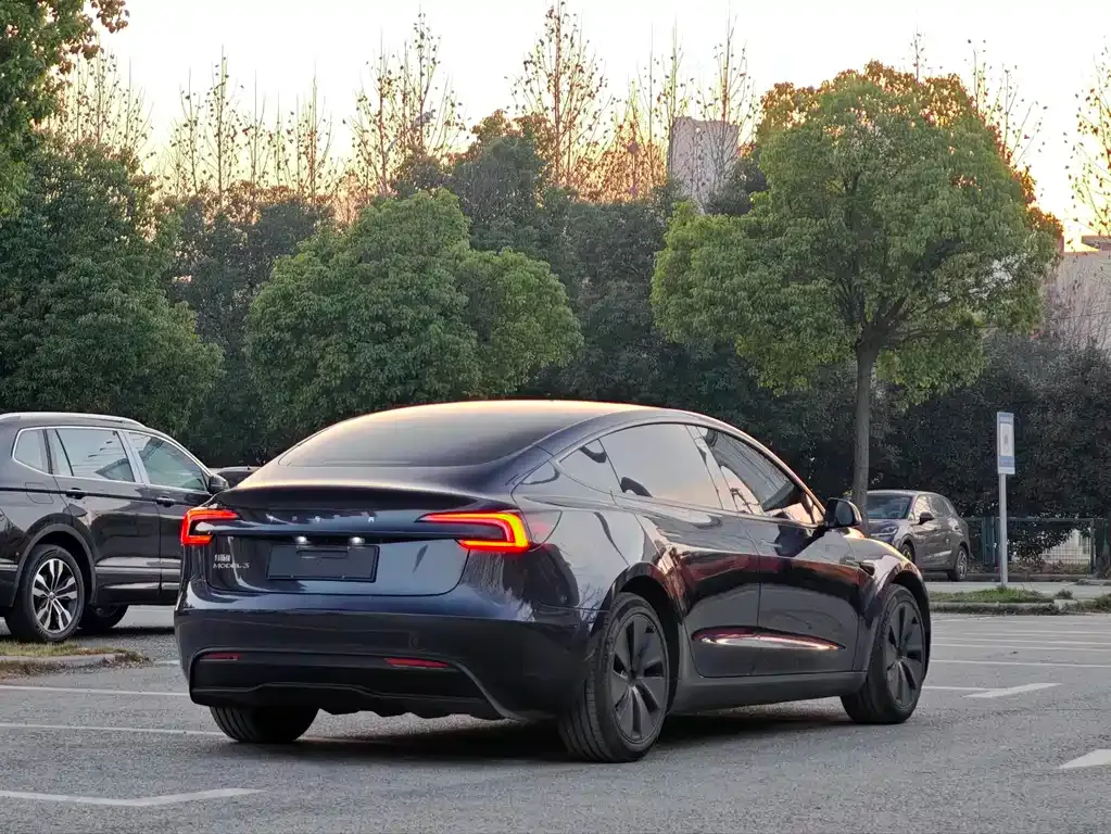 Tesla Model 3 — фото 9