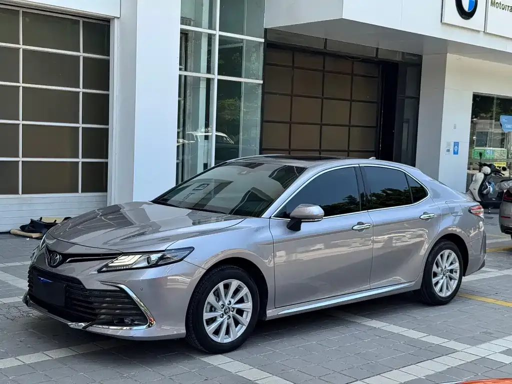 Toyota Camry — фото 1