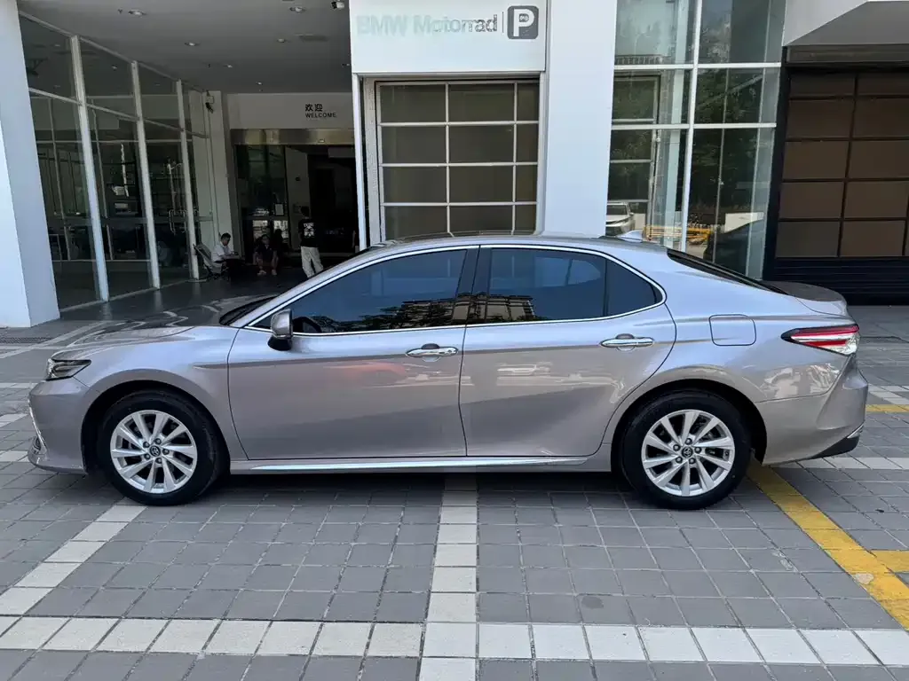 Toyota Camry — фото 5