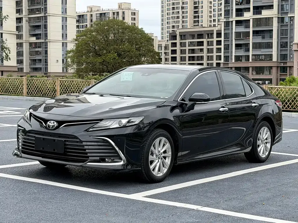 Toyota Camry — фото 1