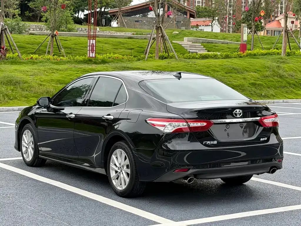 Toyota Camry — фото 2
