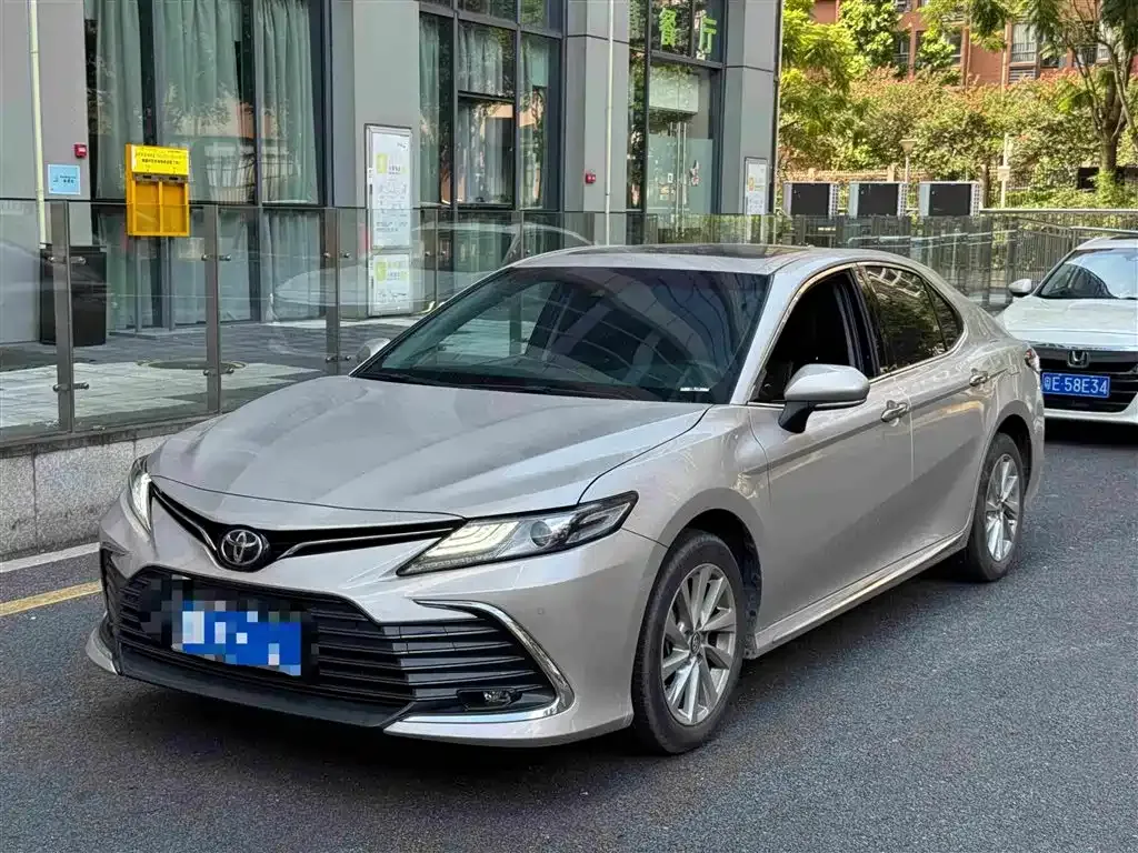 Toyota Camry — фото 1
