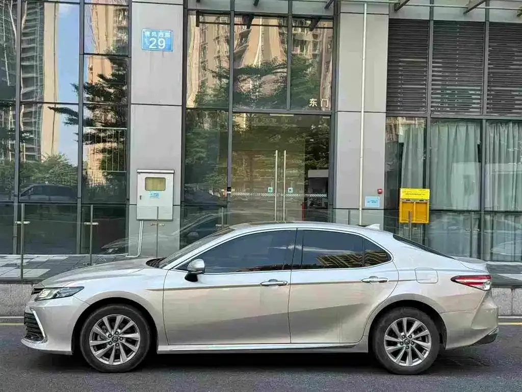 Toyota Camry — фото 2