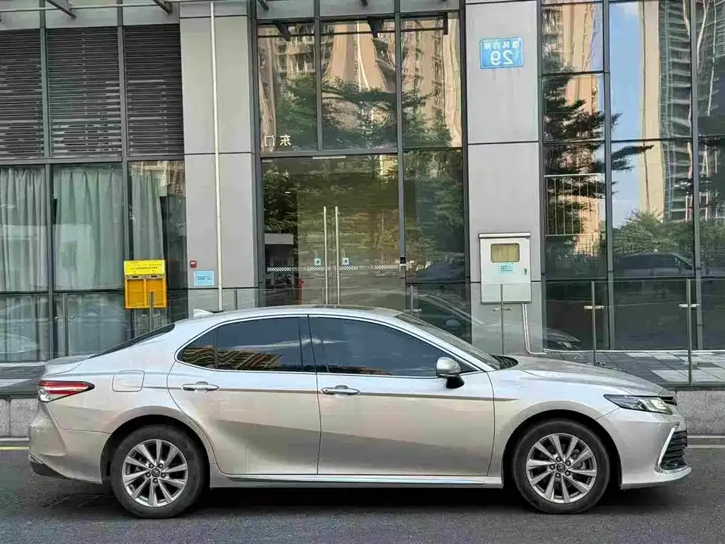 Toyota Camry — фото 3