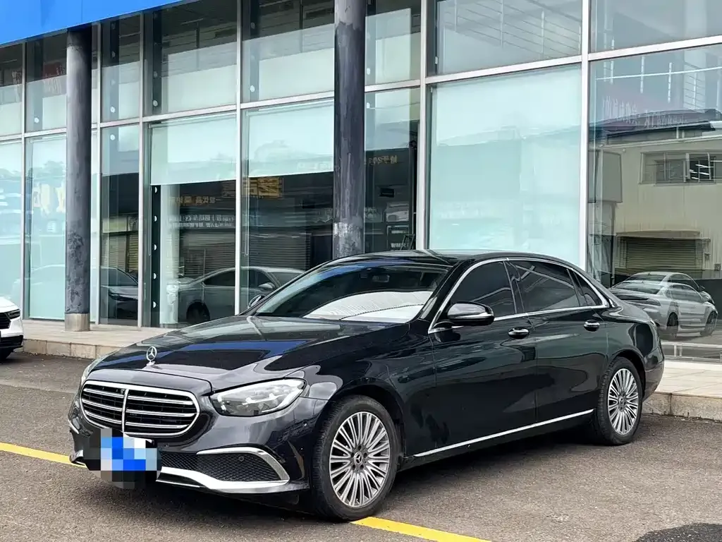 Mercedes-Benz E-Class — фото 1