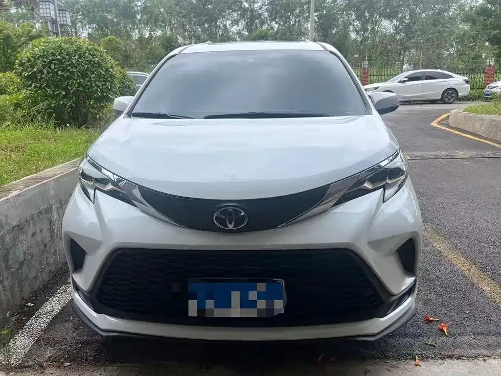 Toyota Granvia — фото 1