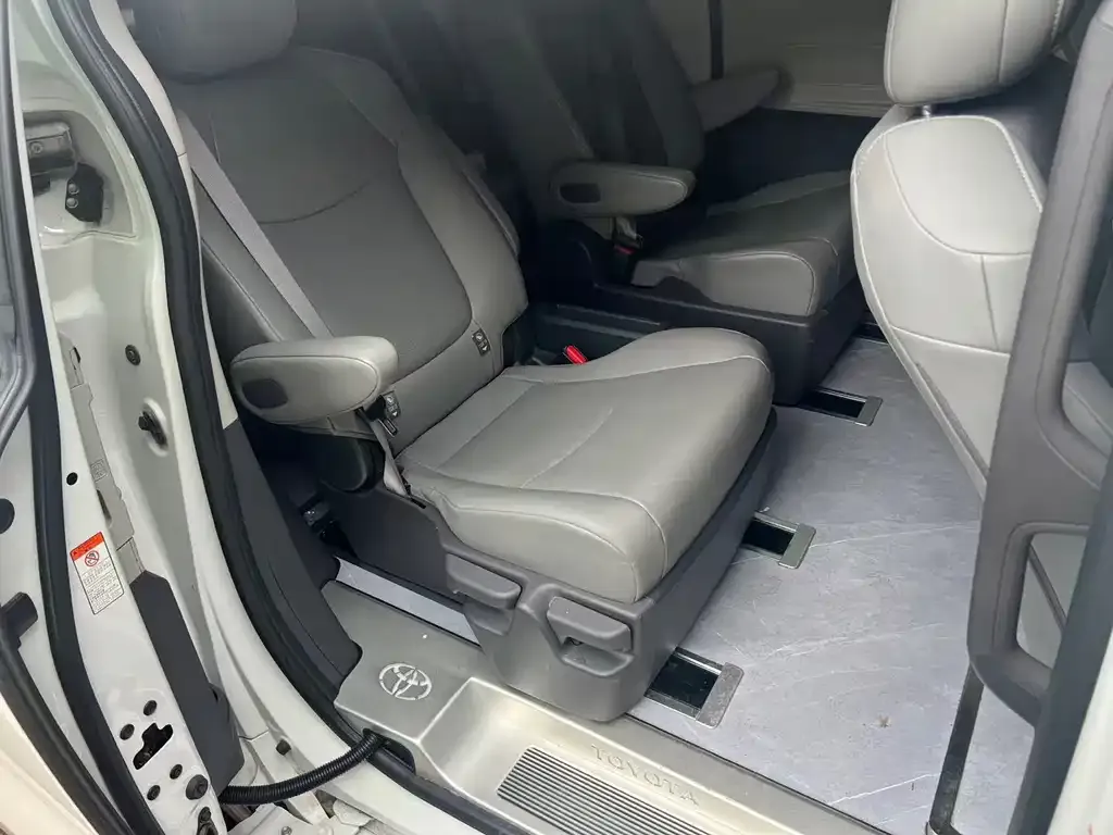Toyota Granvia — фото 5