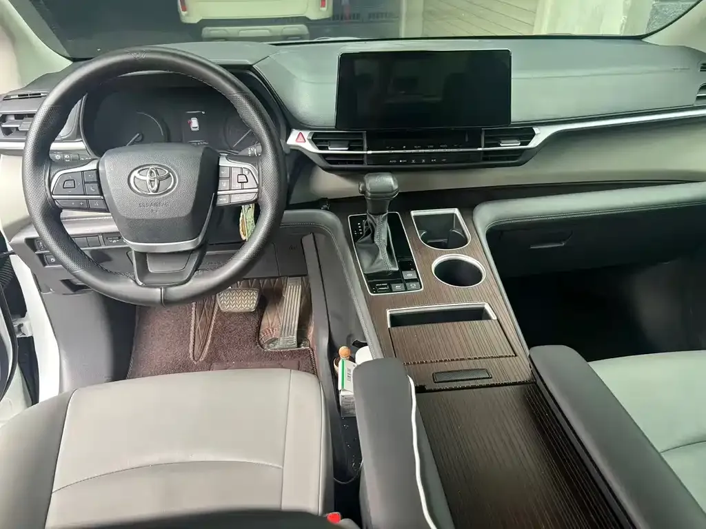 Toyota Granvia — фото 6