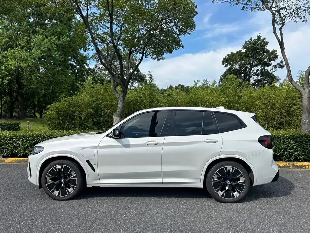 BMW iX3 — фото 10