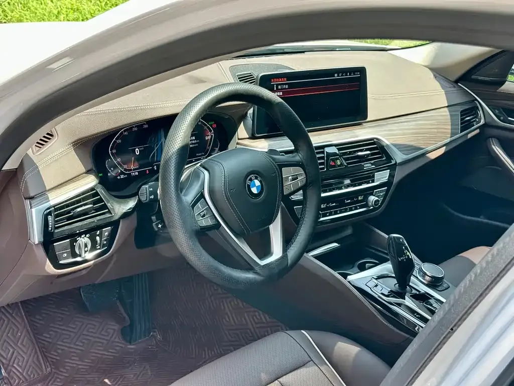 BMW 5 Series — фото 10