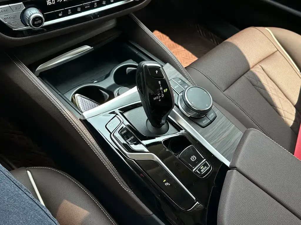 BMW 5 Series — фото 8