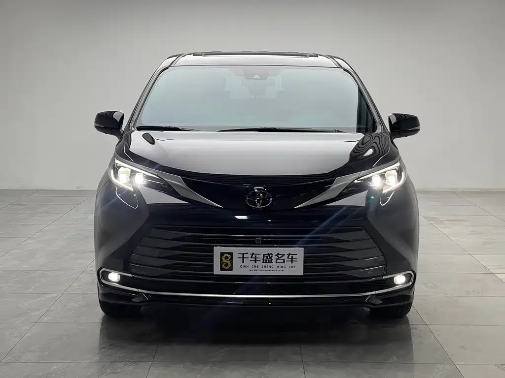 Toyota Sienna — фото 2