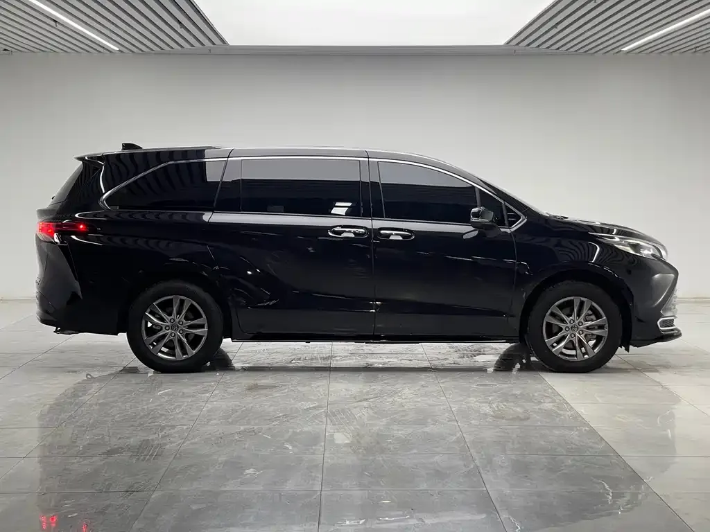 Toyota Sienna — фото 10