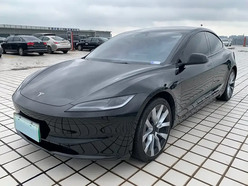 Tesla Model 3 — фото 1
