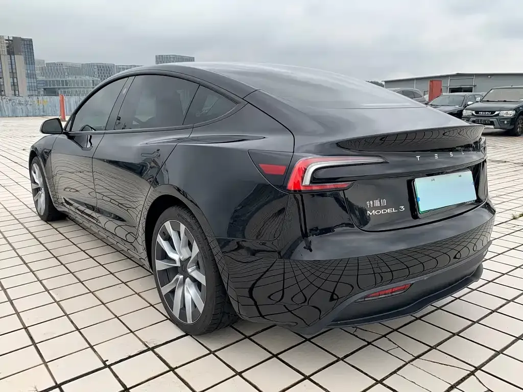 Tesla Model 3 — фото 4