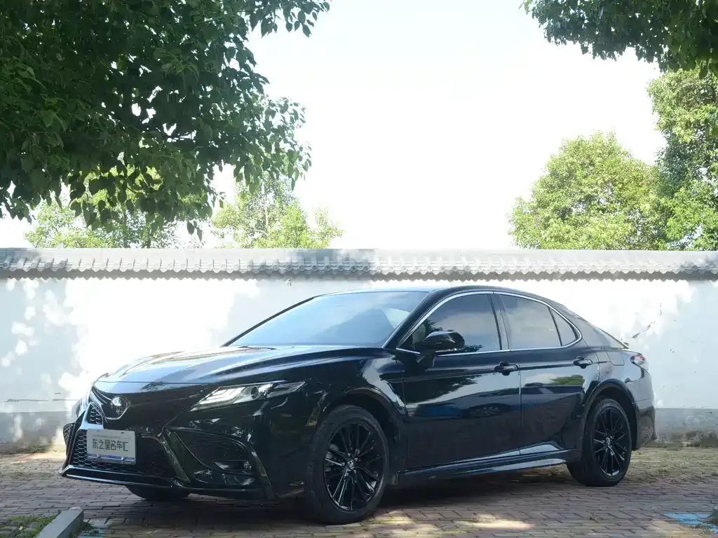 Toyota Camry — фото 1
